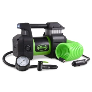 compressore slime Pro Power 12V: gonfia pneumatici in 3 minuti, con manometro in linea, tubo extra lungo 8,3 m e luce LED integrata.